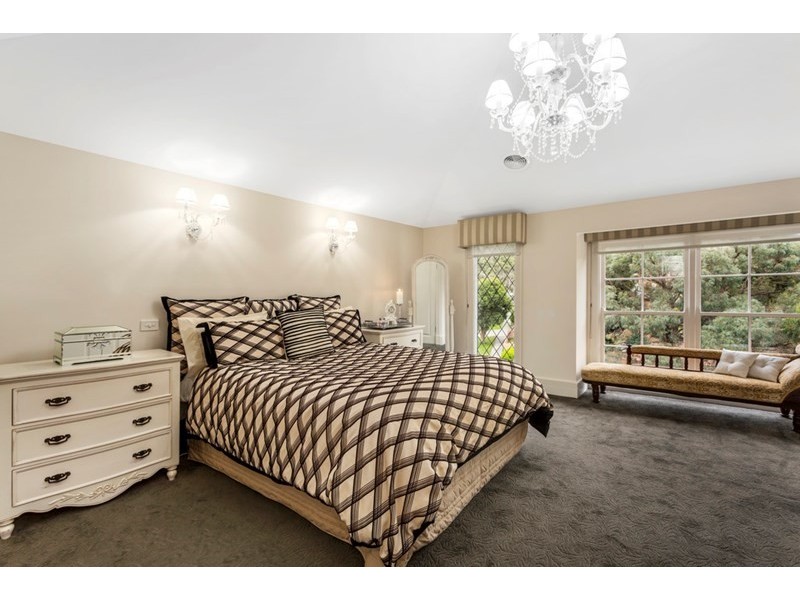 22 Long Valley Way, Doncaster East VIC 3109