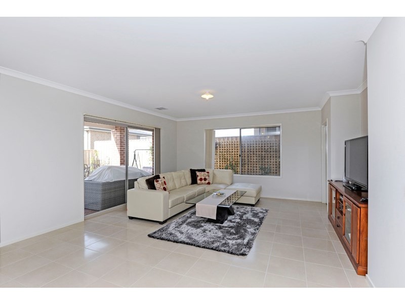 17 Grove Way, Wantirna South VIC 3152