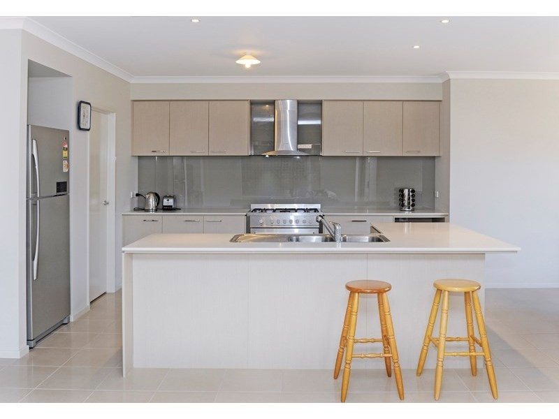 17 Grove Way, Wantirna South VIC 3152