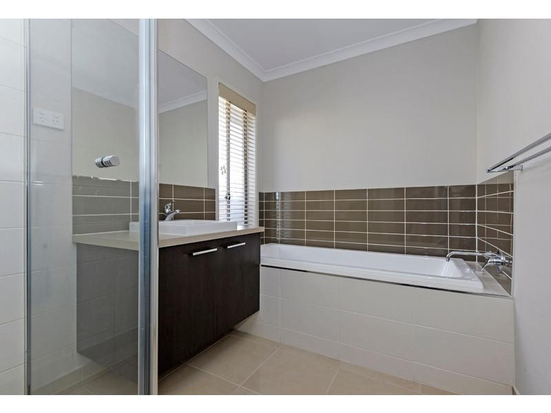 17 Grove Way, Wantirna South VIC 3152