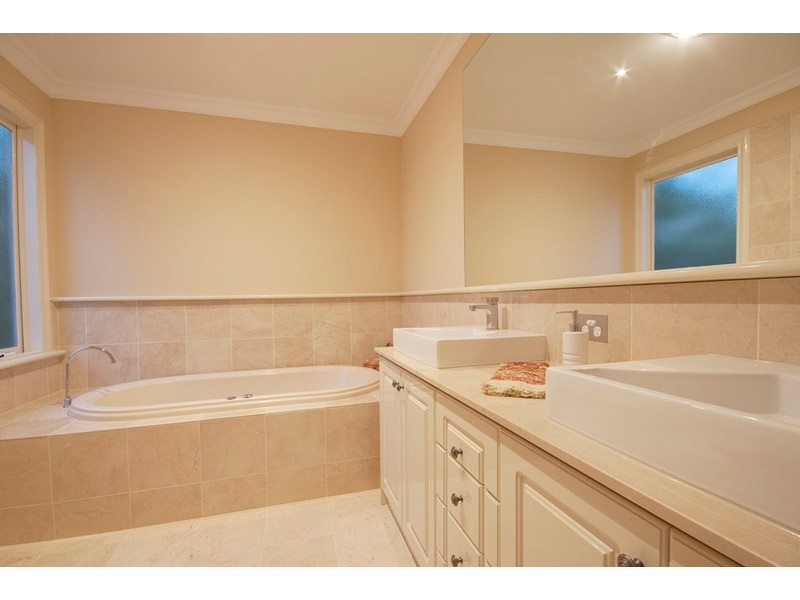 12 Innisfallen Avenue, Templestowe VIC 3106