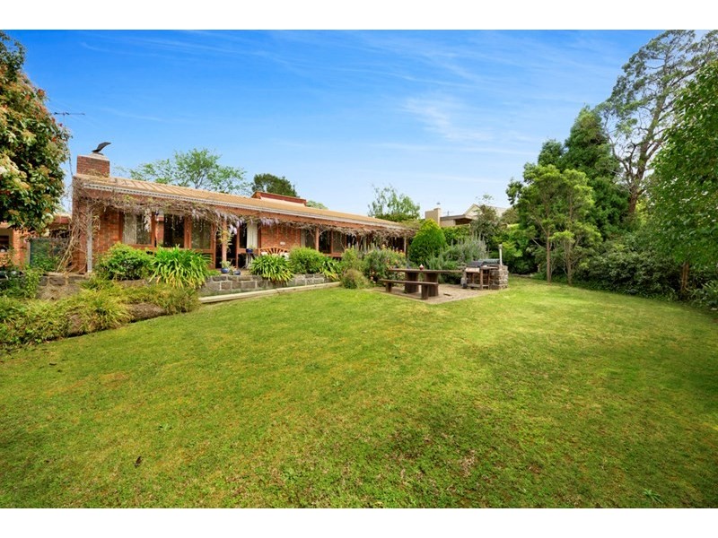 33 Sinclair Avenue, Templestowe Lower VIC 3107