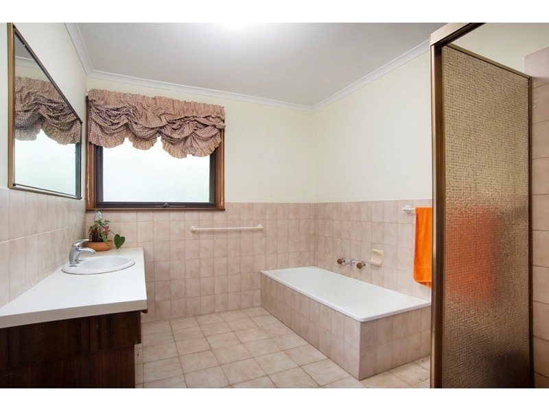 35 Huntingfield Drive, Doncaster East VIC 3109