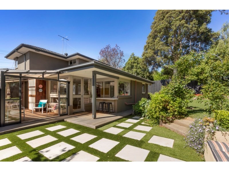 33 Waratah Drive, Templestowe Lower VIC 3107