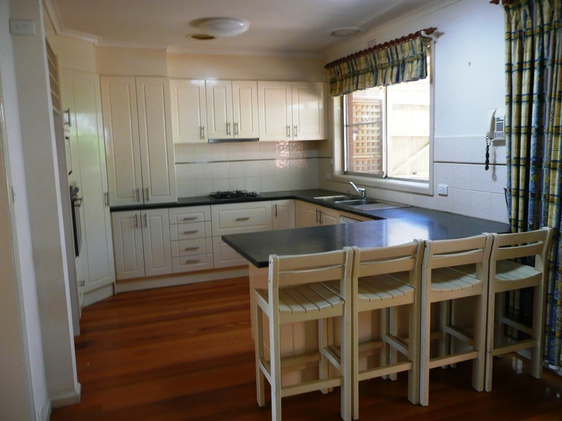 6 Rathmullen Quadrant, Doncaster VIC 3108