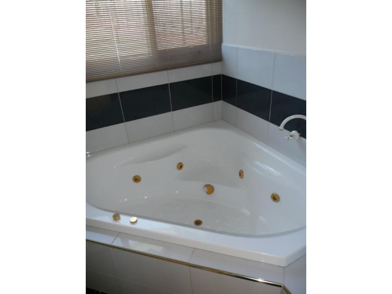 42 Tidcombe Crescent, Doncaster East VIC 3109