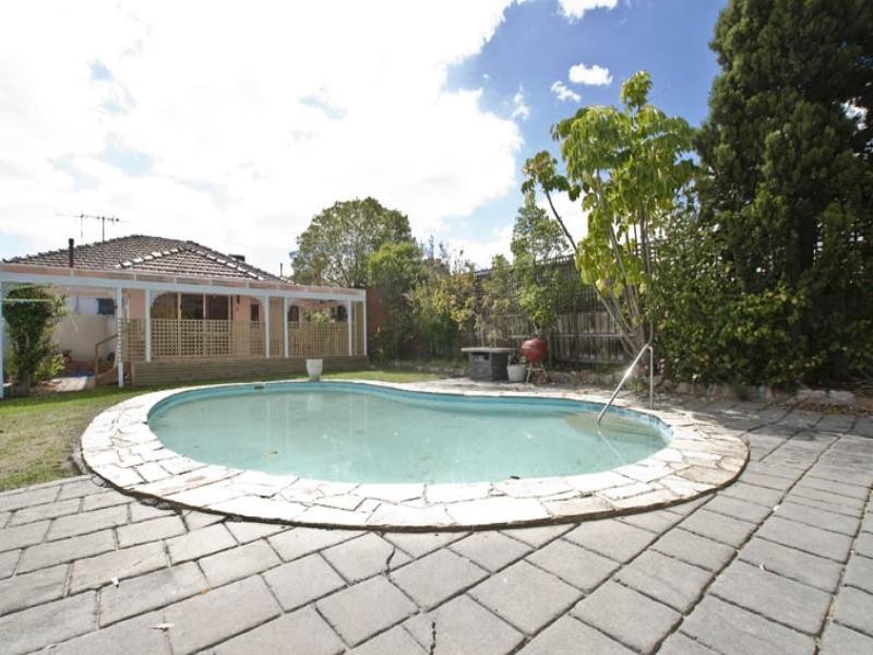 21 Sutherland Avenue, Kew East VIC 3102