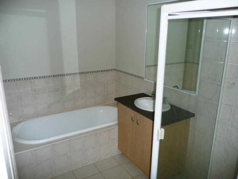 6 Lancewood Walk, South Morang VIC 3752