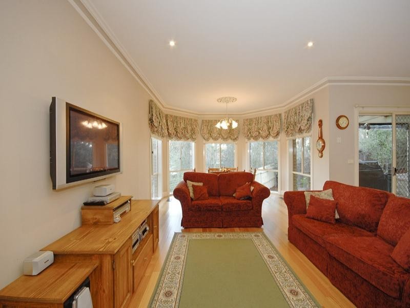 House 2/70 Banks Road, Eltham North VIC 3095