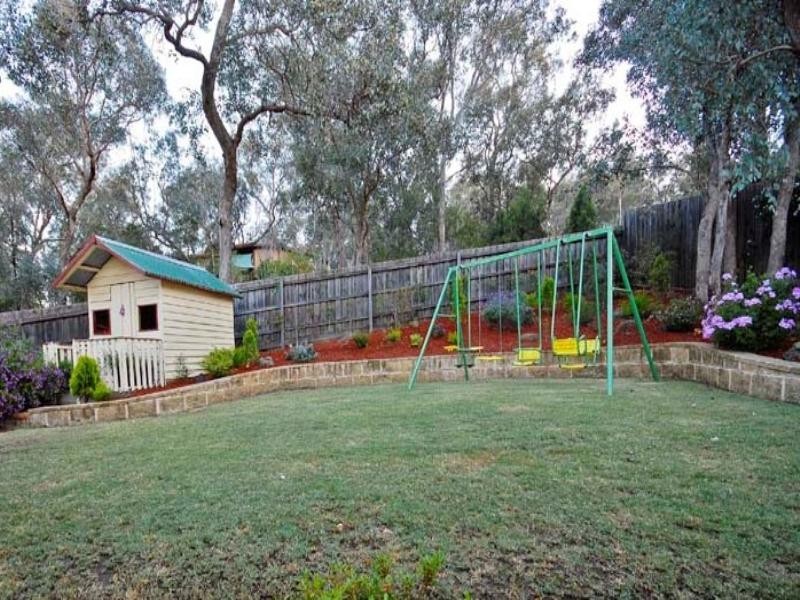 House 2/70 Banks Road, Eltham North VIC 3095
