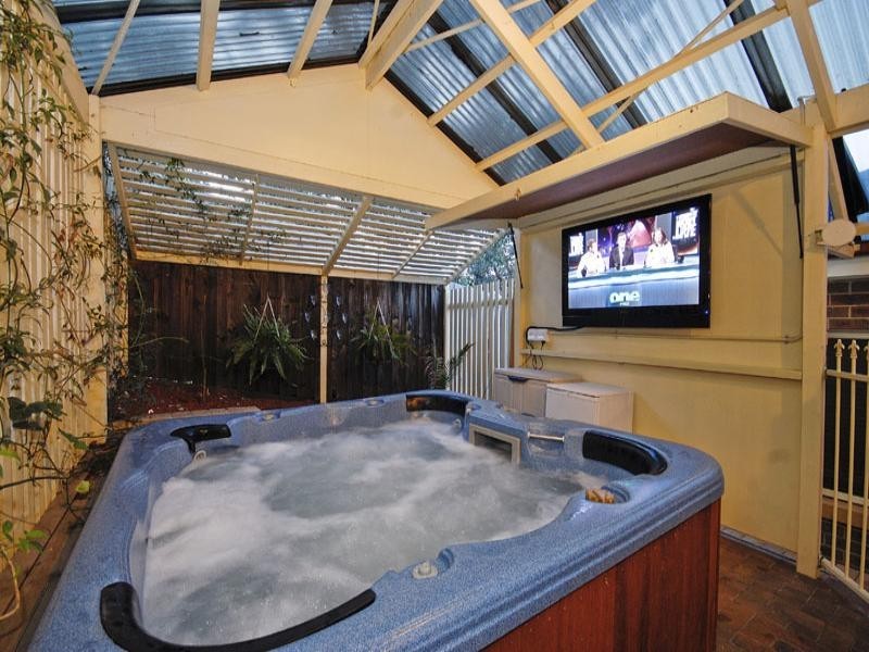 House 2/70 Banks Road, Eltham North VIC 3095