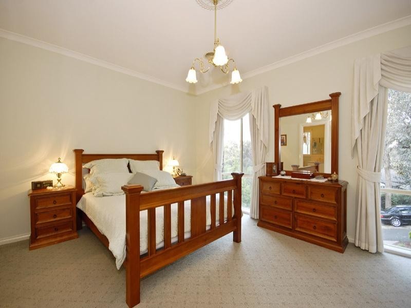 House 2/70 Banks Road, Eltham North VIC 3095