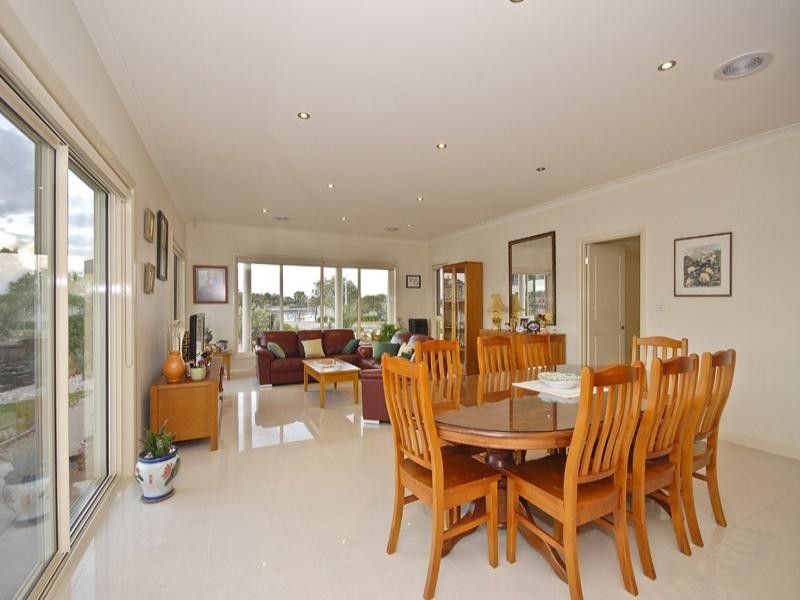 8 Panorama Way, Werribee VIC 3030