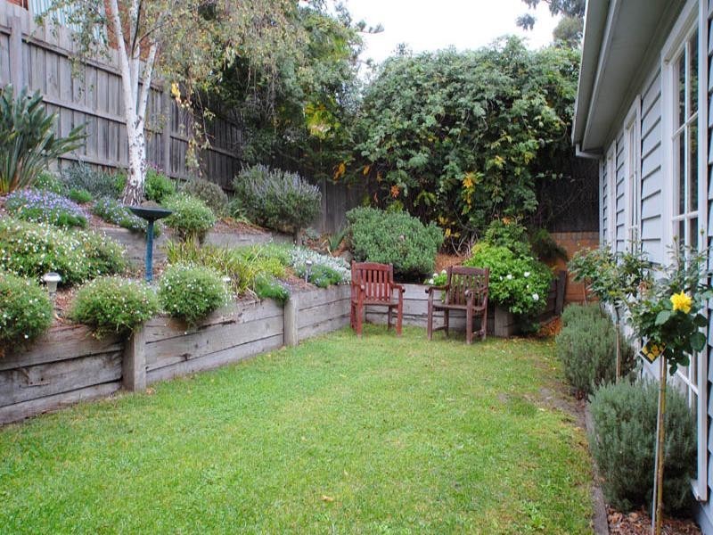 8 Ryan Grove, Blackburn South VIC 3130