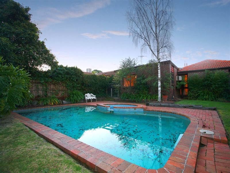 56 Golden Grove, Glen Waverley VIC 3150