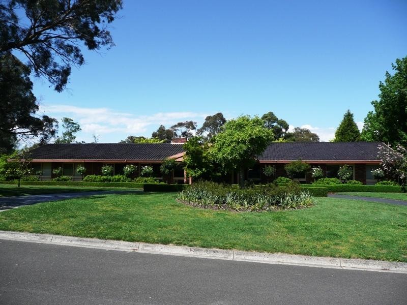 1 Orchard Rise, Park Orchards VIC 3114