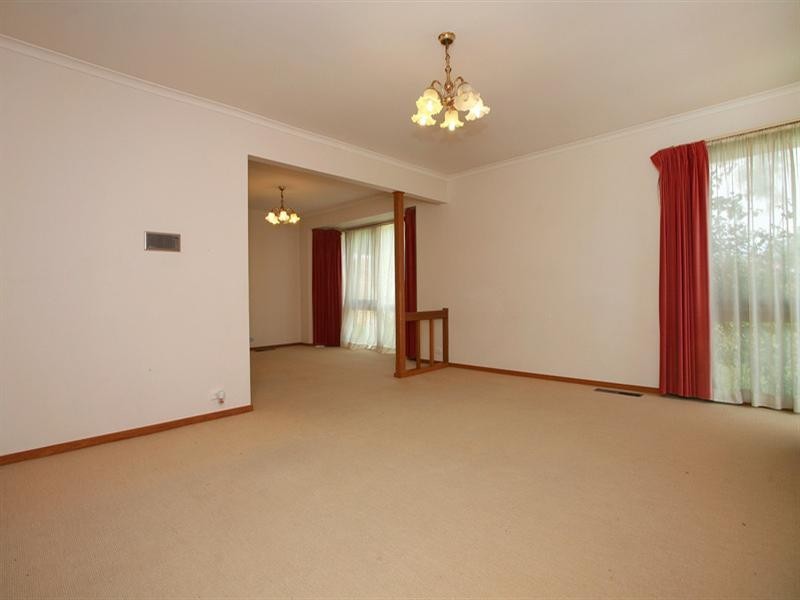 2 Huntingfield Drive, Doncaster East VIC 3109