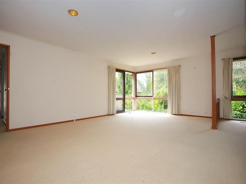 2 Huntingfield Drive, Doncaster East VIC 3109