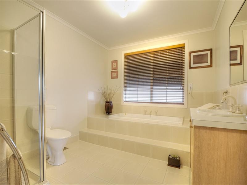 22 Larnoo Drive, Doncaster East VIC 3109