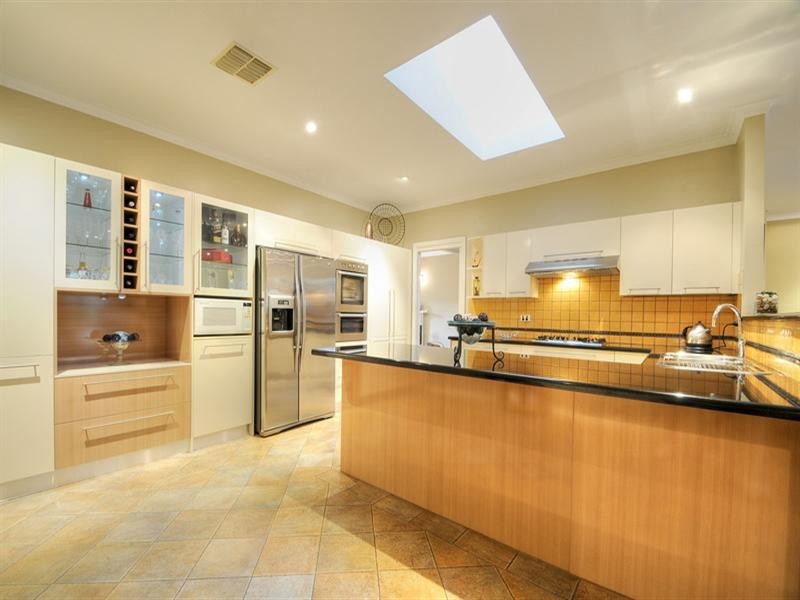 22 Larnoo Drive, Doncaster East VIC 3109