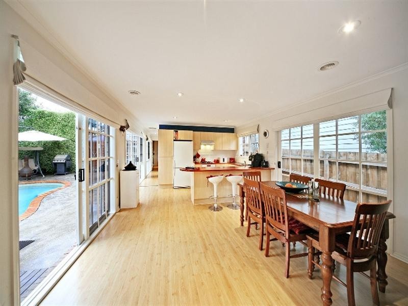 2/13 Farleigh Avenue, Burwood VIC 3125