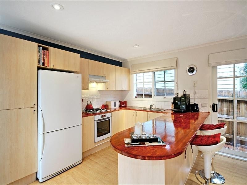 2/13 Farleigh Avenue, Burwood VIC 3125