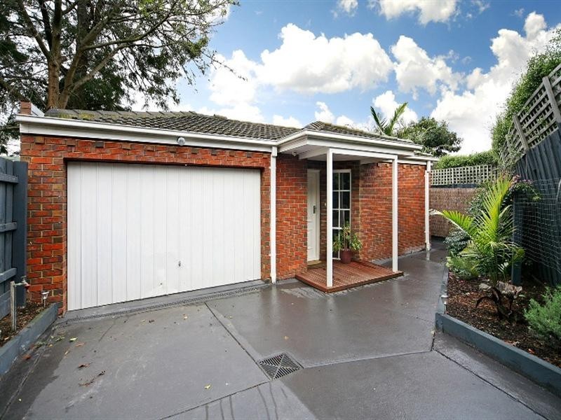 2/13 Farleigh Avenue, Burwood VIC 3125