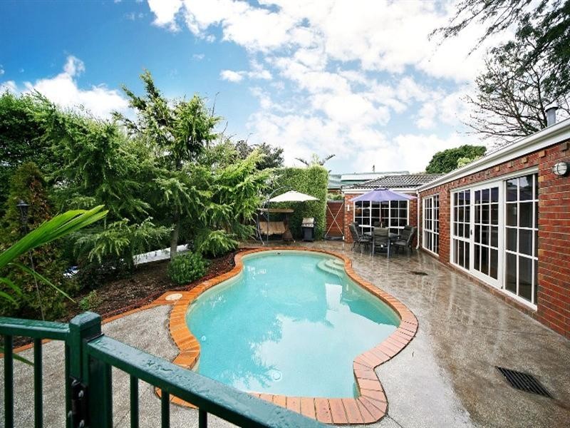 2/13 Farleigh Avenue, Burwood VIC 3125