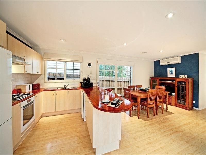 2/13 Farleigh Avenue, Burwood VIC 3125