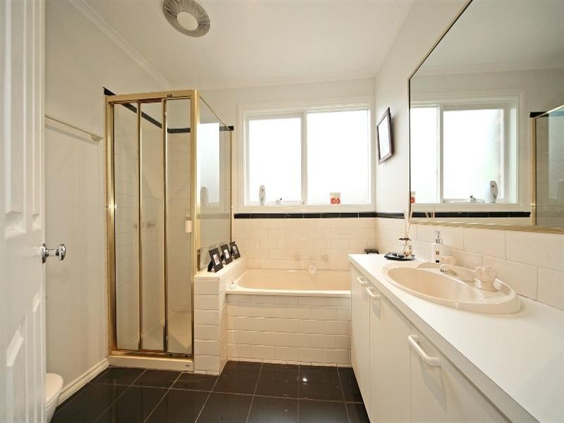 2/13 Farleigh Avenue, Burwood VIC 3125