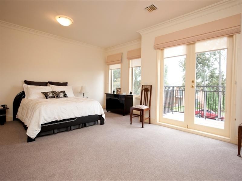 8 Park Hill Way, Doncaster VIC 3108