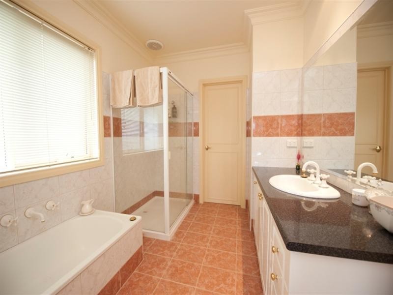 8 Park Hill Way, Doncaster VIC 3108