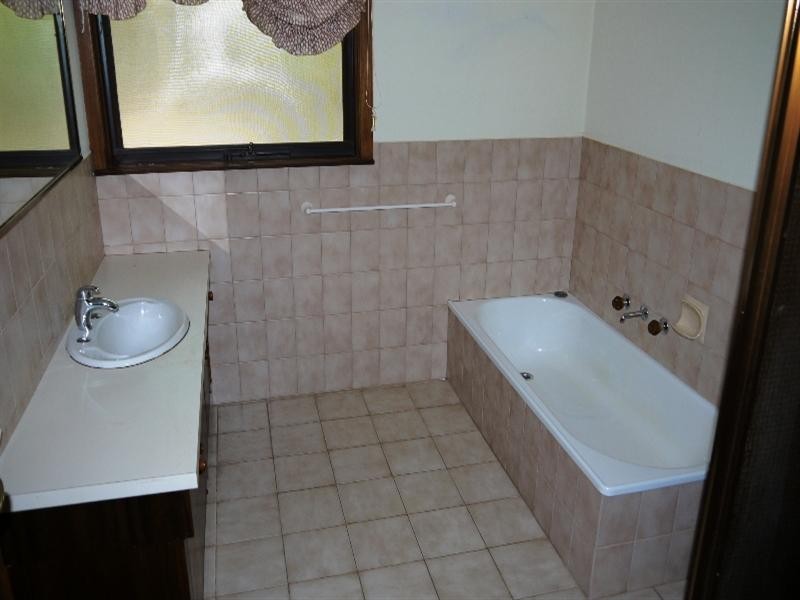 35 Huntingfield Drive, Doncaster East VIC 3109