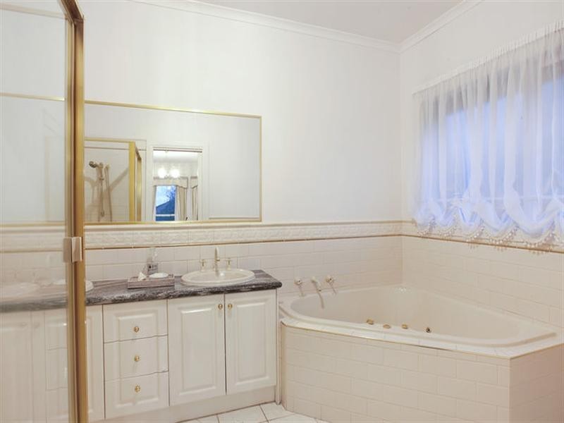 13 Lachlan Grange, Bulleen VIC 3105