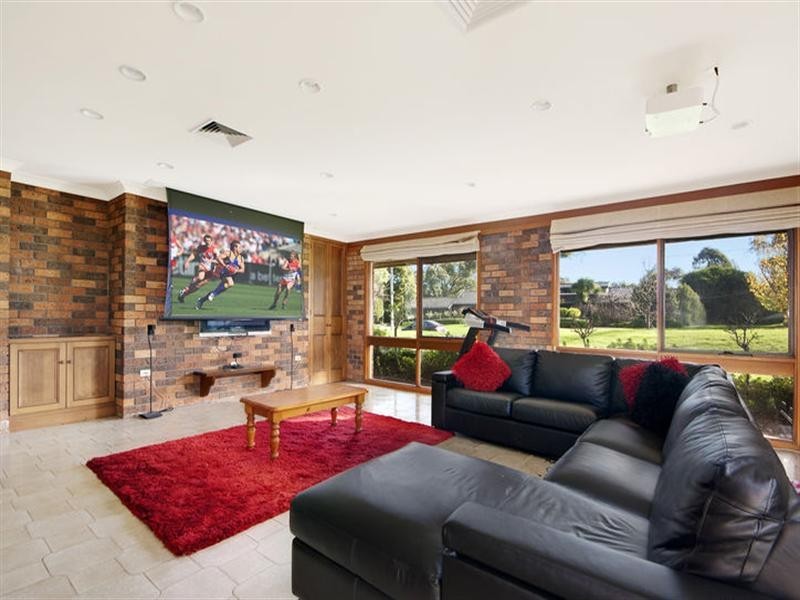 1 Orchard Rise, Park Orchards VIC 3114