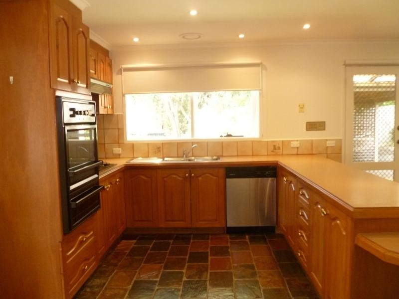 24 Santa Rosa Boulevard, Doncaster East VIC 3109