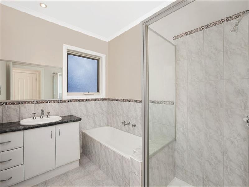 2/6 Mantell Street, Doncaster East VIC 3109