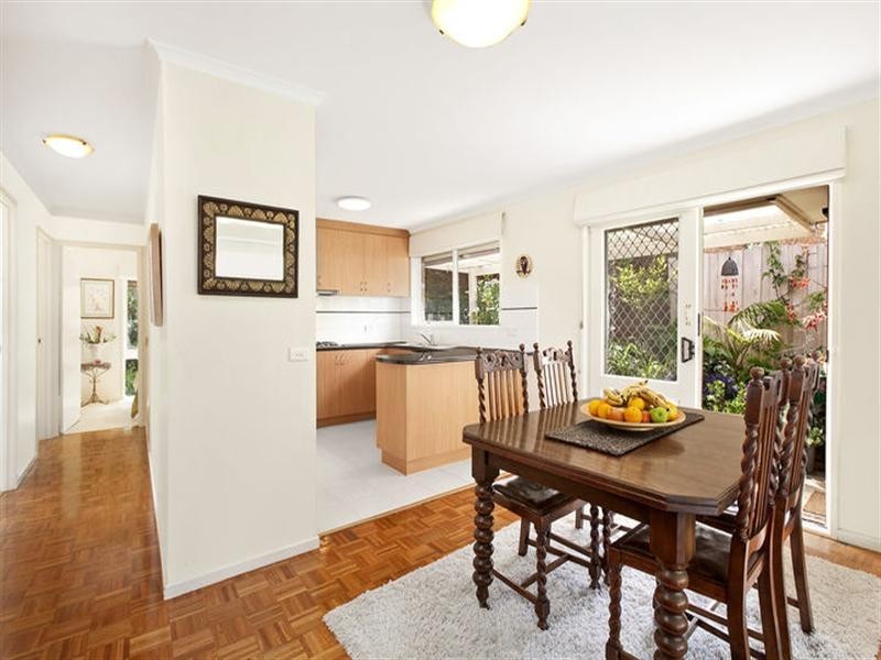 2/17 Larnoo Drive, Doncaster East VIC 3109
