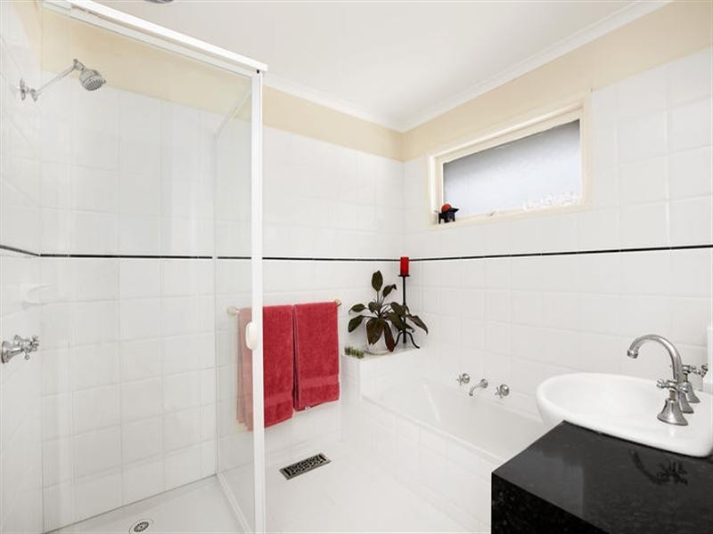 2/17 Larnoo Drive, Doncaster East VIC 3109