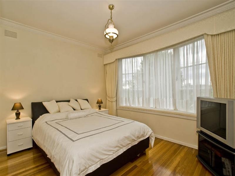 10 Glenda Avenue, Doncaster VIC 3108