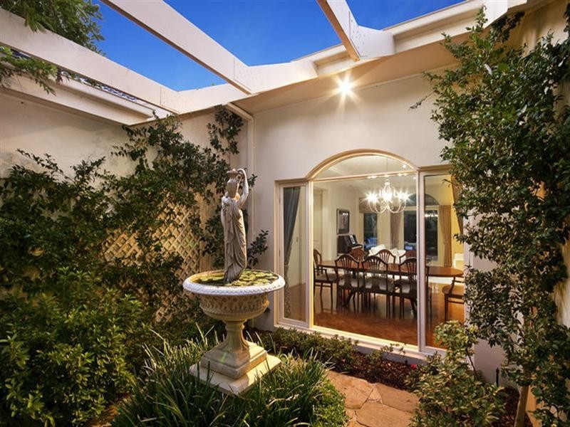 9 Marconi Court, Research VIC 3095