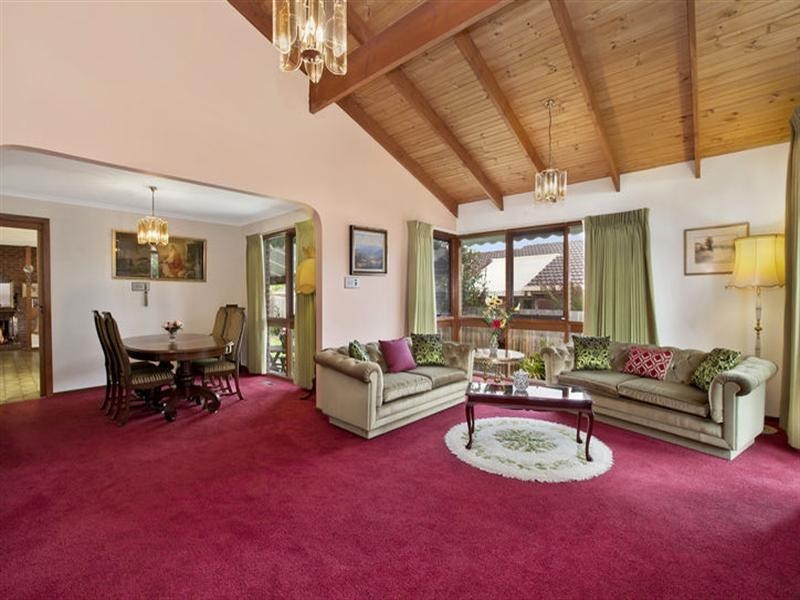14 Thorncombe Walk, Doncaster East VIC 3109