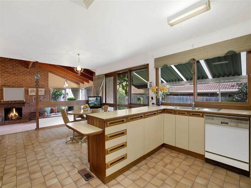 14 Thorncombe Walk, Doncaster East VIC 3109