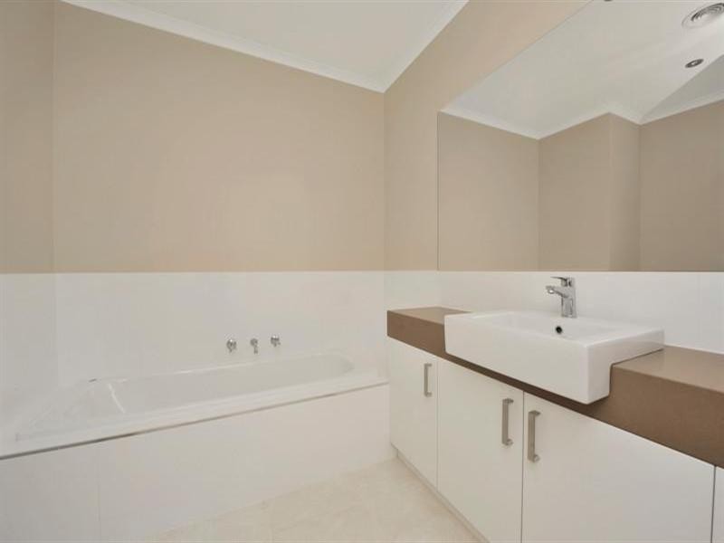 2/18 Thea Grove, Doncaster East VIC 3109