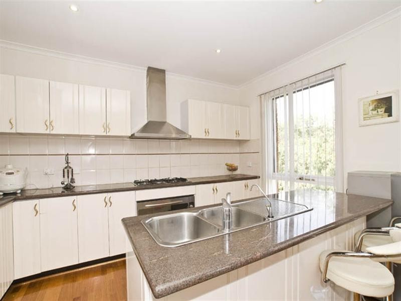 2/10 May Street, Doncaster East VIC 3109