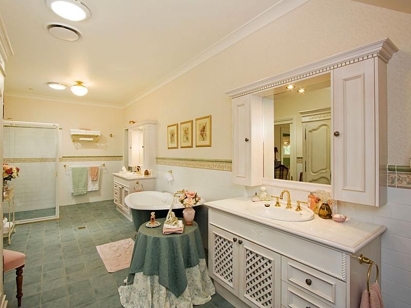 13 Central Ave – Marthas Vineyard meets Tamborine Mount, Eagle Heights QLD 4271