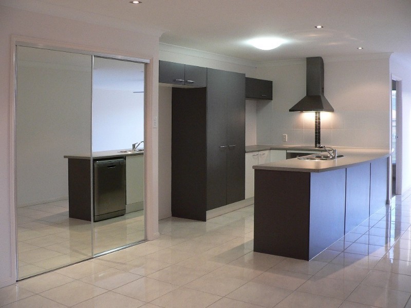 2/28 Armani Avenue, Pimpama QLD 4209