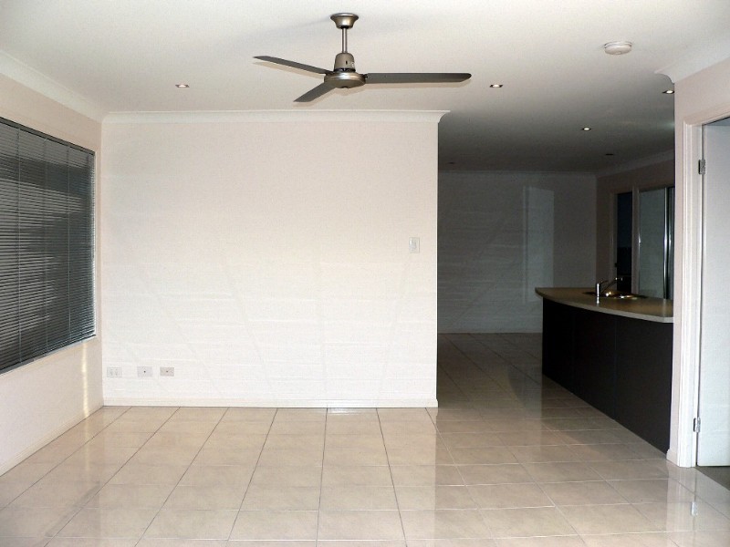 2/28 Armani Avenue, Pimpama QLD 4209