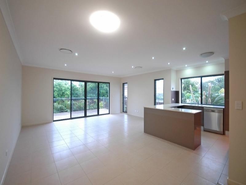 2/12 Drake Avenue, Paradise Point QLD 4216