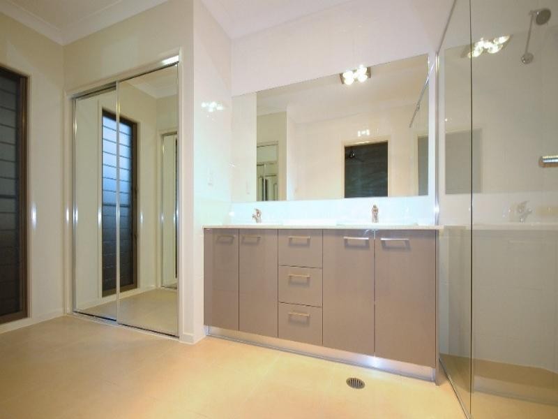 1/12 Drake Avenue, Paradise Point QLD 4216